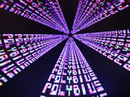 Videojuegos y alucinaciones: de Polybius a Hellblade Filas de la palabra «PLAY» en tonos magenta, azul y blanco convergen hacia el centro sobre un fondo negro.