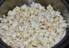Edibles cannábicos frente a la vaporización Palomitas de maíz recién hechas dentro de una olla metálica.