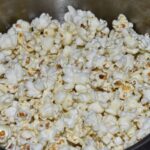 Palomitas de ma&iacute;z reci&eacute;n hechas dentro de una olla met&aacute;lica.