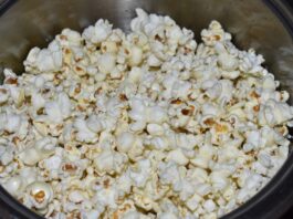 Edibles cannábicos frente a la vaporización Palomitas de maíz recién hechas dentro de una olla metálica.