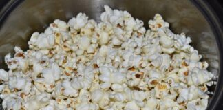 Edibles cannábicos frente a la vaporización Palomitas de maíz recién hechas dentro de una olla metálica.