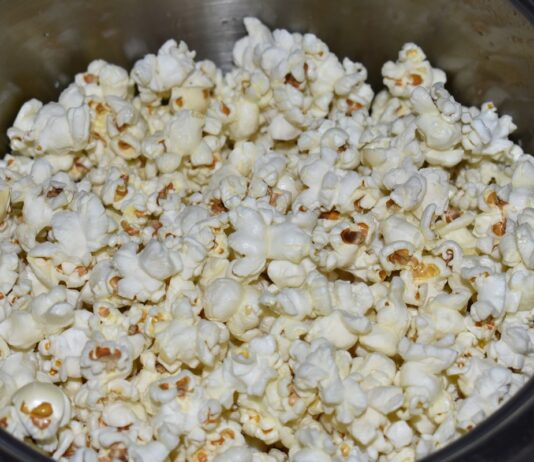 Palomitas de maíz recién hechas dentro de una olla metálica.