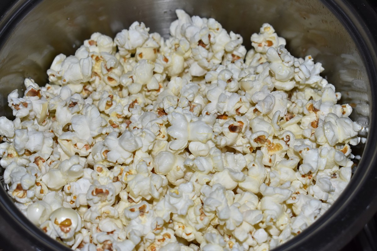 Palomitas de maíz recién hechas dentro de una olla metálica.