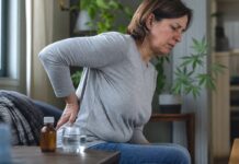 Cannabis y opioides frente al dolor crónico Persona con dolor crónico de espalda junto a medicación analgésica y hojas de cannabis en segundo plano