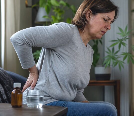 Cannabis y opioides frente al dolor crónico Persona con dolor crónico de espalda junto a medicación analgésica y hojas de cannabis en segundo plano