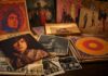 La huella visual de la psicodelia y el hippismo Mesa de archivo con discos, carteles, revistas y fotografías psicodélicas de los años sesenta y setenta