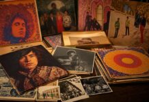 La huella visual de la psicodelia y el hippismo Mesa de archivo con discos, carteles, revistas y fotografías psicodélicas de los años sesenta y setenta
