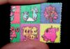 Cómo nació el mito de la droga caníbal Pequeño papel secante con cuadros de colores y personajes de dibujos animados, sostenido entre dos dedos