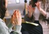 Psilocibina y sexo: un reanálisis en Reino Unido no aclara diferencias en depresión Plano de manos y cuadernos durante una conversación en una consulta, sin rostros visibles