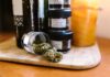 La DEA abre en EE UU formularios para la cadena del cannabis medicinal Envases con flores de cannabis regulado sobre una tabla de madera
