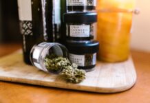 La DEA abre en EE UU formularios para la cadena del cannabis medicinal Envases con flores de cannabis regulado sobre una tabla de madera
