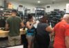 La DEA registra más de 900 dispensarios de cannabis medicinal en EE UU Varias personas son atendidas en los mostradores de un dispensario de cannabis