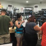 Varias personas son atendidas en los mostradores de un dispensario de cannabis