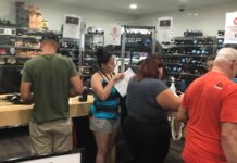 La DEA registra más de 900 dispensarios de cannabis medicinal en EE UU Varias personas son atendidas en los mostradores de un dispensario de cannabis