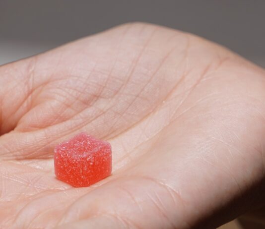 Francia retira gominolas con THC de Afranchi Lab y Le Grossiste du CBD Una pequeña gominola roja azucarada sobre la palma de una mano