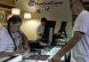 Georgia abre en EE UU solicitudes de licencias de cannabis medicinal Una empleada registra una compra de cannabis junto a un cliente en el mostrador de NativeCare, Minnesota, en una fotografía de archivo de 2023