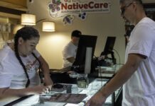 Georgia abre en EE UU solicitudes de licencias de cannabis medicinal Una empleada registra una compra de cannabis junto a un cliente en el mostrador de NativeCare, Minnesota, en una fotografía de archivo de 2023
