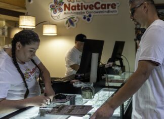 Georgia abre en EE UU solicitudes de licencias de cannabis medicinal Una empleada registra una compra de cannabis junto a un cliente en el mostrador de NativeCare, Minnesota, en una fotografía de archivo de 2023