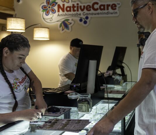 Georgia abre en EE UU solicitudes de licencias de cannabis medicinal Una empleada registra una compra de cannabis junto a un cliente en el mostrador de NativeCare, Minnesota, en una fotografía de archivo de 2023