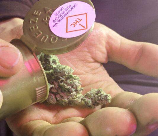 Massachusetts limita las extensiones de licencias de cannabis Producto legal de cannabis entregado tras la visita a un dispensario