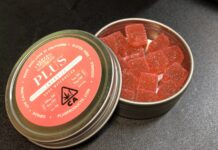 OLAF detalla una incautación de gominolas con THC en envases falsificados en Europa Lata abierta con gominolas rojas de cannabis y su tapa etiquetada sobre una mesa oscura