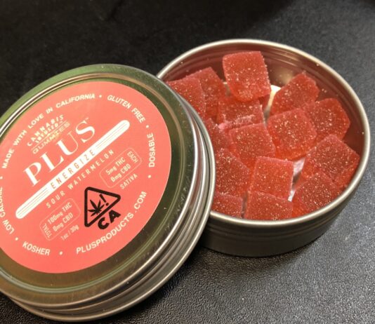 OLAF detalla una incautación de gominolas con THC en envases falsificados en Europa Lata abierta con gominolas rojas de cannabis y su tapa etiquetada sobre una mesa oscura