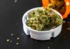 Pensilvania acerca el cannabis medicinal a hospitales Flores de cannabis medicinal en un envase de prescripcion sobre fondo oscuro