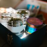 Frascos de cristal con cannabis medicinal almacenados en una caja