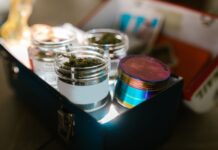 Georgia aprueba en EE UU la entrega de cannabis medicinal Frascos de cristal con cannabis medicinal almacenados en una caja