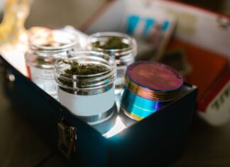 Frascos de cristal con cannabis medicinal almacenados en una caja