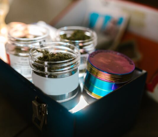 Georgia aprueba en EE UU la entrega de cannabis medicinal Frascos de cristal con cannabis medicinal almacenados en una caja